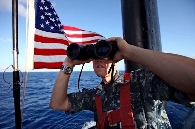 April 25, 2011 - Fort Lauderdale, Florida, U.S. - -- Fort Lauderdale, Fla. -- Machinist's Mate Third Class Albert Cook, 21, of Stockton, Illinois, looks out towards the bow while on the bridge of the USS Annapolis (SSN 760), a S6G nuclear reactor powered fast attack submarine, while sailing to Port Everglades in Fort Lauderdale on Monday. The USS Annapolis measures 362 ft. in length and 33 ft. at the beam, a diving depth of over 400 ft., 27+ mph, 12 vertical launch missile tubes, 4 torpedo tubes, and a crew of 130 enlisted submariners. The submarine was commissioned April 11, 1992 with its homeport in Groton, Connecticut. USS Annapolis sailed to the 21st Anniversary of Fleet Week at Port Everglades, Fort Lauderdale. (Credit Image: © Gary Coronado/The Palm Beach Post) ( automatický překlad do češtiny )