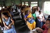 Nic ve tvářích cestujících nepřipomíná, že právě na této trati, poblíž města Hikkaduwa smetlo tsunami express Samudra Devi - Mořská královna.
