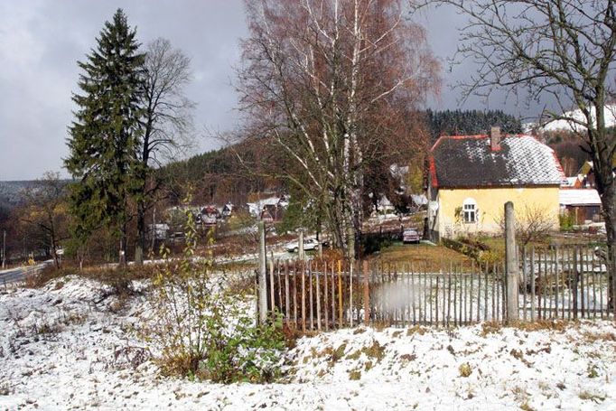 Klášterní kobky byly tak zavšiveny, že se musel na protější stráni vybudovat nový lágr pro 700 vězňů. Dnes jsou tu rekreační chaty.