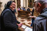 Jeptišky v kostele sv. Josefa na Malé Straně razítkují turistům formulář, aby měli památku na kostel, který navštívili.