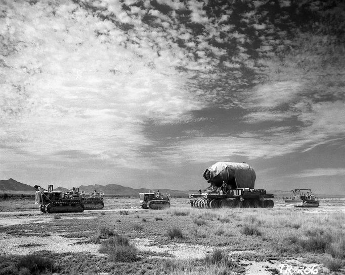 Příprava zkušební exploze atomové bomby Trinity, Alamogordo, 16. července 1945.