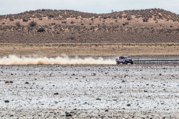 Fernando Alonso při testech Toyoty Hilux pro Rallye Dakar.