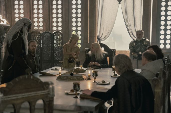 Steve Toussaint jako lord Corlys Velaryon, Rhys Ifans coby Otto Hightower, Milly Alcocková v roli mladé Rhaenyry a Paddy Considine jako král Viserys Targaryen.