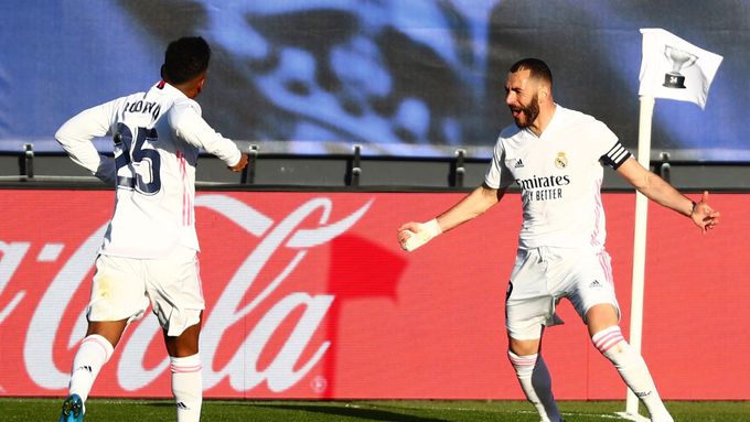 Karim Benzema a Rodrygo slaví výhru "last minute" Realu Madrid proti Elche.