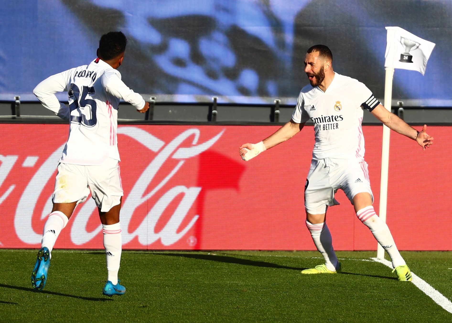 27. kolo španělské fotbalové ligy 2020/21, Real Madrid - Elche: Karim Benzema a Rodrygo slaví vítězný gól