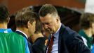 Trenér nizozemských fotbalistů Louis van Gaal při poradě se svým asistentem v přípravném zápase v Belgii