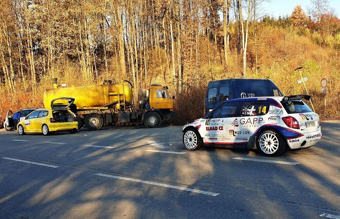 Kolize fekální Tatry s rallyovým speciálem Lukáše Pondělíčka před startem Rallye Vsetín.