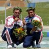Čeští deblkanoisté Jaroslav Volf a Ondřej Štěpánek během bronzového závodu na LOH 2004 v Athénách.