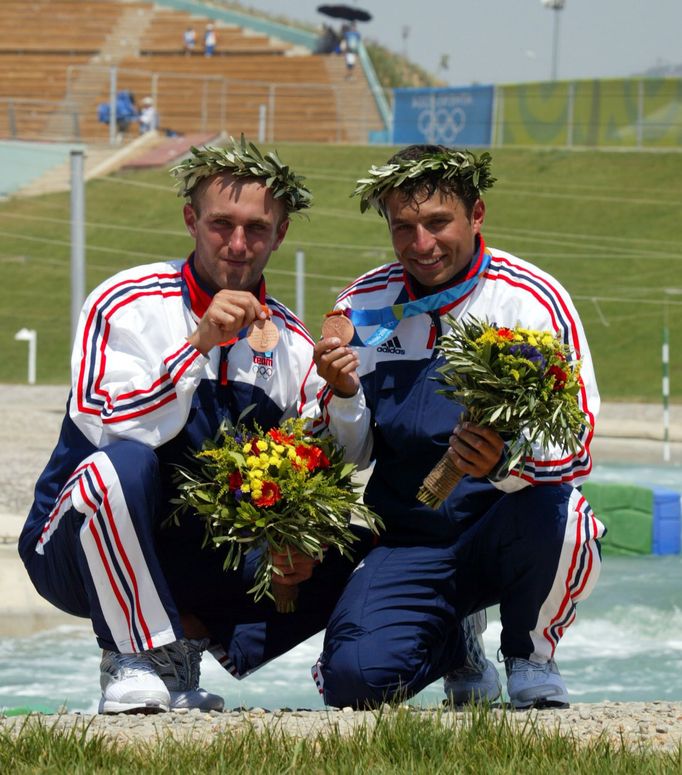 Čeští deblkanoisté Jaroslav Volf a Ondřej Štěpánek během bronzového závodu na LOH 2004 v Athénách.