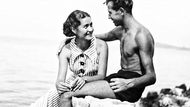 Gustáv Husák a Magda Lokvencová (od 1. září 1938 paní Husáková) tvořili v mládí krásný pár. "Byl ze všech nejchytřejší," vysvětlila svůj výběr spolužačce Magda Lokvencová.