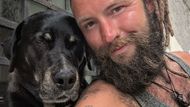 Jan Bednář alias Nomád se společně se svým věrným psím společníkem Obi-Wanem vydal na pouť, která změnila všechno. Nejen směr jeho cesty, ale především jeho život.