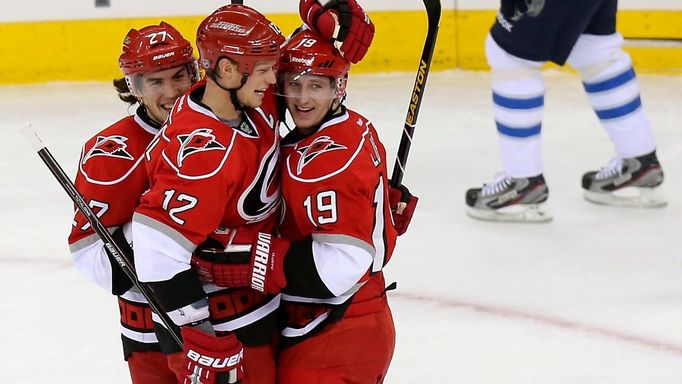 Hokej, NHL, Carolina - Winnipeg: Justin Faulk, Bryan Little(12) a Jiří Tlustý (19)