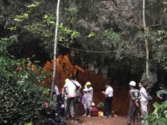 Thajští záchranáři u jeskynního komplexu.