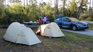 Bydlet ale můžete i zadarmo, pokud máte s sebou stan. Dvacet dolarů tedy necelých pět set korun za noc jsme platili za místo v kempu v národním parku Everglades (na snímku), ale vyzkoušeli jsme i kemp zdarma, kterých je na Floridě několik desítek. Místo v něm je třeba dopředu rezervovat přes internet.