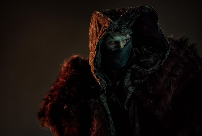 Jacob Elordi jako Frankensteinův výtvor ve filmu Frankenstein.