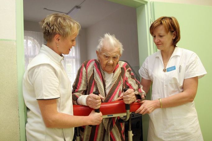 Jaroslav Sypecký (94) při rehabilitaci chůzí na chodbě jednoho ze tří oddělení. V loňském roce v Ryjicích léčili přes šest set pacientů.