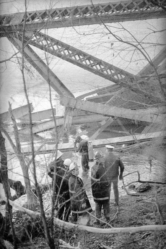 Záchranáři zasahují po zřícení mostu Silver Bridge přes řeku Ohio u Point Pleasant v Západní Virginii v USA. Do řeky spadlo 75 aut, ve kterých nalezlo smrt 47 osob.