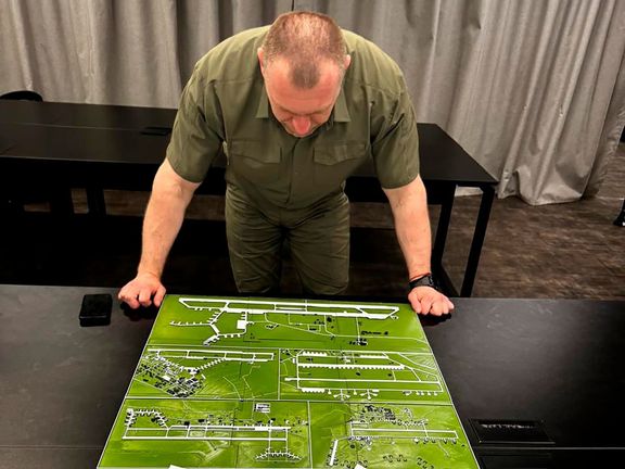 Na nedatovaném snímku si šéf SBU Vasyľ Maljuk ve své kanceláři na Ukrajině prohlíží fotografii prohlíží fotografii mapy rozmístění ruského strategického letectva.