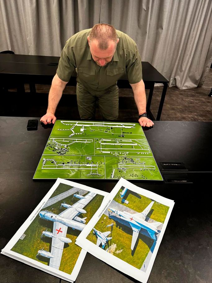 Na nedatovaném snímku si šéf SBU Vasyľ Maljuk ve své kanceláři na Ukrajině prohlíží fotografii prohlíží fotografii mapy rozmístění ruského strategického letectva.