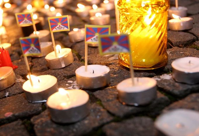 Účastnící demonstrace požadovali především zastavení násilí proti demonstrantům ve Lhase a přístup do Tibetu pro novináře.