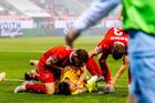 Hororový duel v Německu. Brankář měl otřes mozku, útočníkovi šlo o život