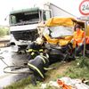 Hasiči vystřihávali řidiče dodávky, kterou srazil kamion
