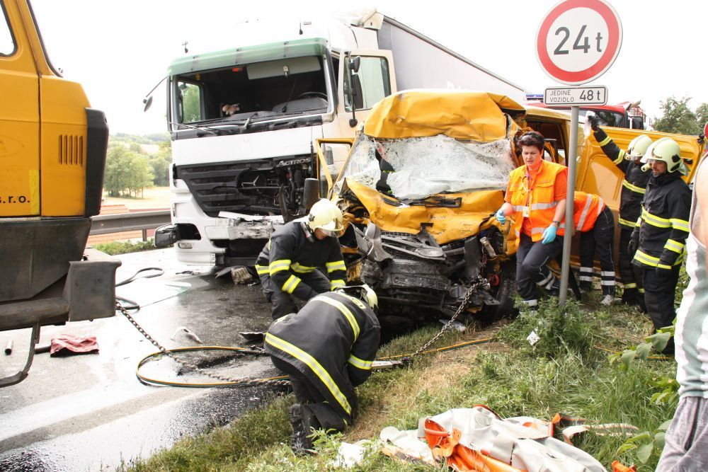 Hasiči vystřihávali řidiče dodávky, kterou srazil kamion