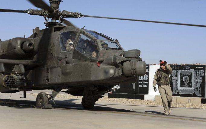 Britain's Prince Harry (C partially obscured) sits in the cockpit of an Apache helicopter in Camp Bastion, southern Afghanistan in this photograph taken November 1, 2012, and released January 21, 2013. The Prince, who is serving as a pilot/gunner with 662 Squadron Army Air Corps, is on a posting to Afghanistan that runs from September 2012 to January 2013. Photograph taken November 1, 2012. Photograph pixelated at source. REUTERS/John Stillwell/Pool (AFGHANISTAN - Tags: MILITARY POLITICS SOCIETY ROYALS CONFLICT) Published: Led. 21, 2013, 8:02 odp.