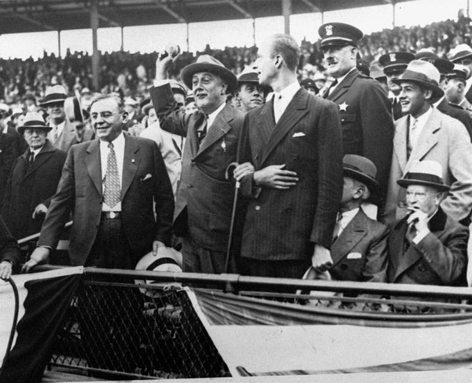 Antonín Čermák (vlevo) vedle Franklina D. Roosevelta během basebalového utkání Světové série v Chicagu mezi týmy New York Yankees v Chicagu v roce 1932