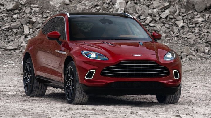 Když je X6 nebo Q7 málo. Dvoutunová SUV umí prohnat supersporty, chystá se i Ferrari