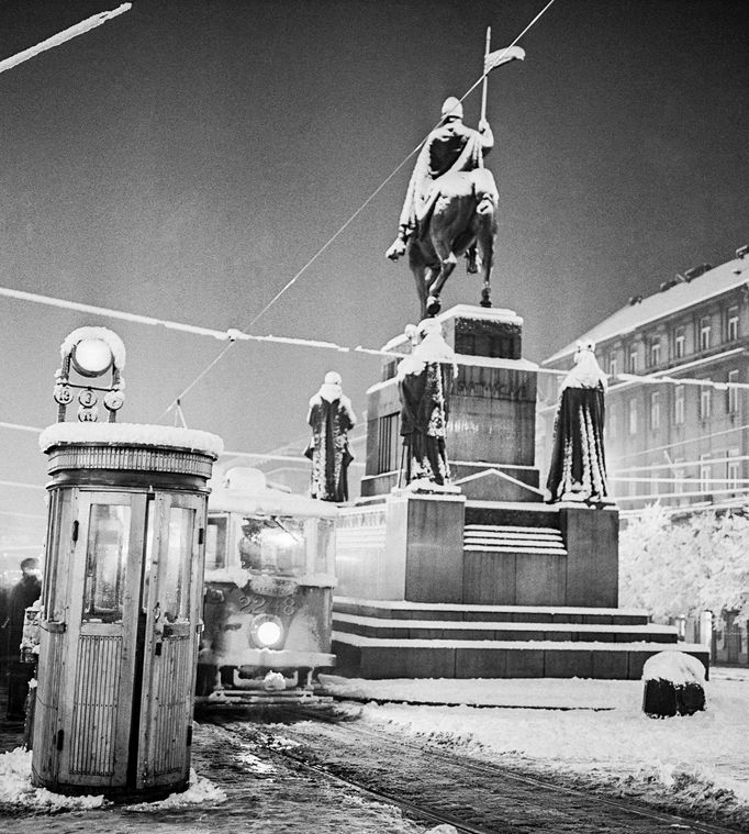 Historická fotografie zachycující provoz tramvajové linky na Václavském náměstí, která zde byla v provozu mezi lety 1884-1980.