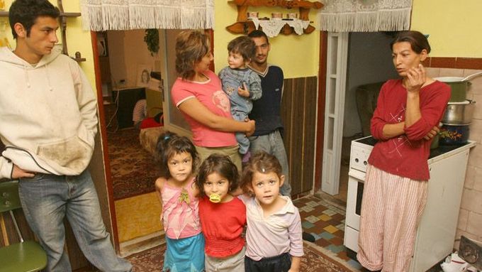 Pomáhá stát účelně? Na snímku je rodina ze Vsetína, která byla přestěhována do Jeseníku.