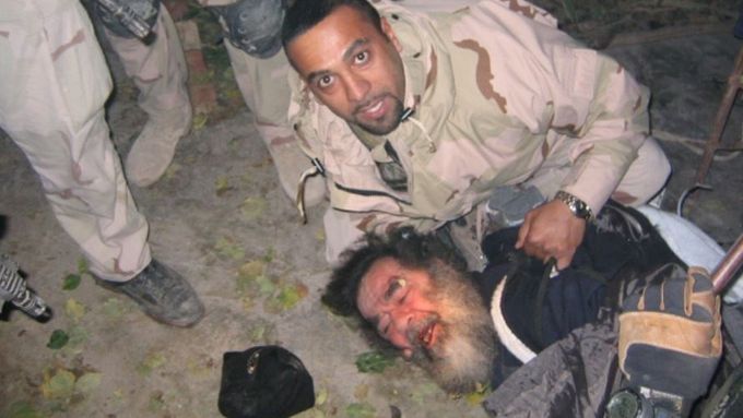Snímek z dopadení Saddáma Husajna.