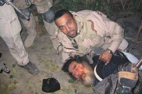 Hon na Saddáma Husajna. Bývalý diktátor se skrýval v díře, ven ho vytáhl tlumočník
