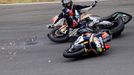 Španělský motocyklový jezdec Pol Espargaro spadl během závodu Moto2 v kvalifikaci ve Velké ceně Itálie 2012.