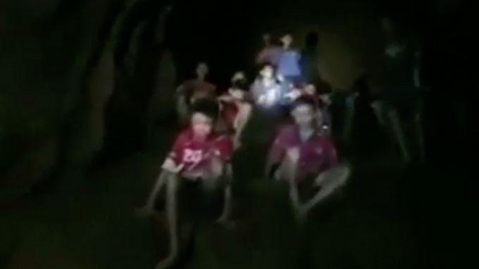Zachránci našli mladé fotbalisty uvězněné v thajské jeskyni. Setkání si natočili