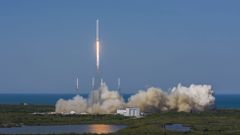 Start rakety Falcon 9 z mysu Canaveral.