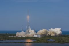 První stupeň rakety Falcon 9 přistál na určenou plošinu. Poprvé