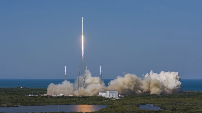 Raketa společnosti SpaceX při startu z mysu Canaveral.