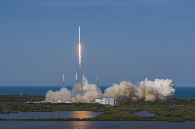 Start rakety Falcon 9 z mysu Canaveral.