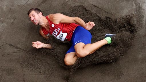 Desetibojař Jiří Sýkora při skoku do dálky v rámci olympijského desetiboje na LOH 2020 v Tokiu.