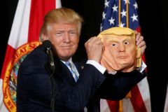 Vulgární výbuchy a hora fast foodu. Bývalí Trumpovi poradci popsali prezidentskou kampaň zevnitř