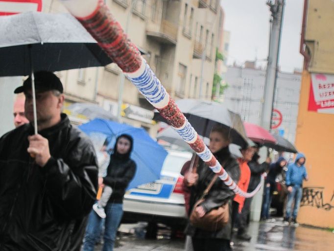 Policie nedaleko Divadla pod Palmovkou rozmístila výstražné pásky.