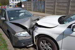 Průměrná nehoda způsobí škodu na autě ve výši 34 634 korun. U Jaguaru S-Type 214 600 korun