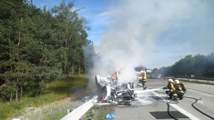 Na D1 u Brna havarovalo auto, převrátilo se a celé shořelo
