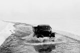 Nákladní automobil míří přes Ladožské jezero do Leningradu.