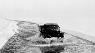 Nákladní automobil míří přes Ladožské jezero do Leningradu.