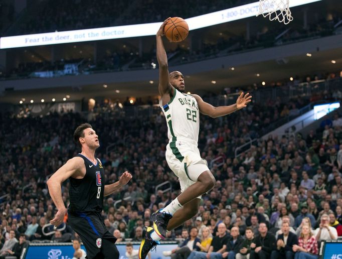 Khris Middleton z Milwaukee skóruje v utkání proti LA Clippers