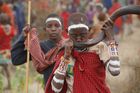 Iniciační rituál se koná jen velmi vzácně - jednou za 15 let. V provincii Kijiado v Keni se uskutečnil letos v létě. Masajský chlapec na snímku provází obřad hrou na zvířecí roh.