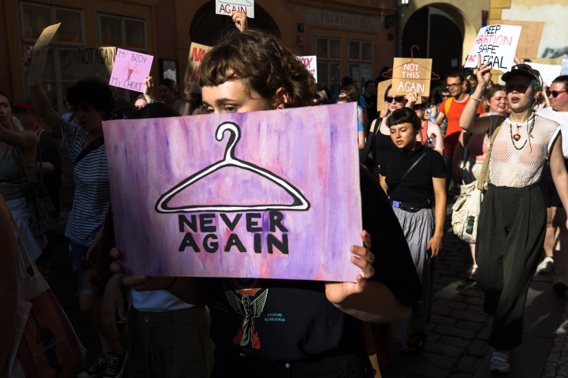 Pochod Amnesty International proti rozhodnutí amerického nejvyššího soudu v otázce potratů